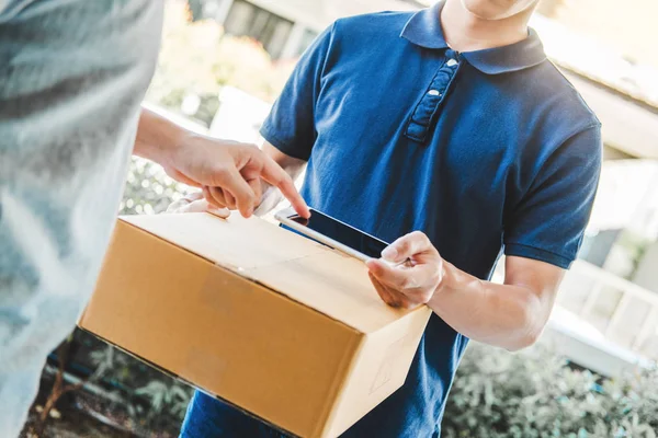 Entrega Hombre asiático servicio con cajas en las manos de pie en frente — Foto de Stock