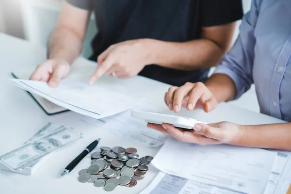 Couple using calculator Accounting Calculating Cost Economic bil Royalty Free Stock Photos