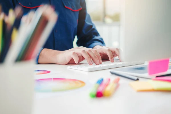 Diseño gráfico dibujo en la tableta gráfica en el lugar de trabajo Imagen de archivo