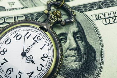 Franklin Başkan portre, makro görünümü ile Amerikan 100 dolarlık banknot para ile eski cep saati. Zaman ve iş kavramı.