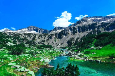 Güzel dağ Gölü, yüksek dağların en yüksek, mavi gökyüzü arka plan nehirde. Cennet manzara, hiking dağ şaşırtıcı yaz.