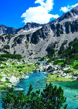 Güzel dağ Gölü, yüksek dağların en yüksek, mavi gökyüzü arka plan nehirde. Cennet manzara, hiking dağ şaşırtıcı yaz.