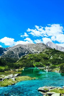Güzel dağ Gölü, yüksek dağların en yüksek, mavi gökyüzü arka plan nehirde. Cennet manzara, hiking dağ şaşırtıcı yaz.
