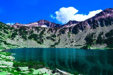Güzel dağ Gölü, yüksek dağların en yüksek, mavi gökyüzü arka plan nehirde. Cennet manzara, hiking dağ şaşırtıcı yaz.