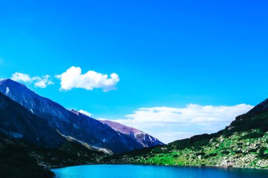 Güzel alp Gölü, yüksek dağlar zirvesinde nehir, mavi SK