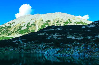 Güzel alp Gölü, yüksek dağlar zirvesinde nehir, mavi SK