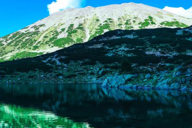 Güzel alp Gölü, yüksek dağlar zirvesinde nehir, mavi SK