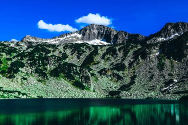 Güzel alp Gölü, yüksek dağlar zirvesinde nehir, mavi SK