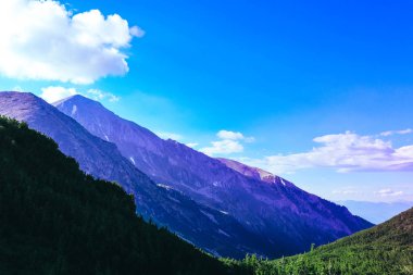 Güzel Alpine yüksek dağlar zirve, mavi gökyüzü arka plan. Pemb