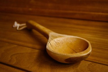 Sauna Ekipmanları ahşap kepçe, yakın yukarı. Spa hamam iç ahşap kaşık.