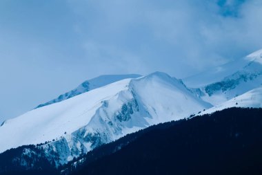 Dağ kar tepe, güzel doğal kış zemin. Buz üstünde tepe, mavi gökyüzü arka plan. Alp manzara.
