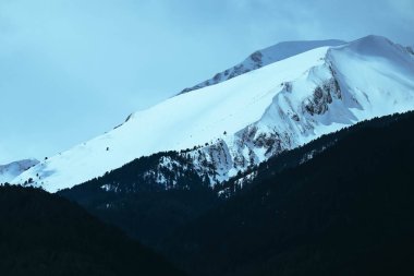 Dağ kar tepe, güzel doğal kış zemin. Buz üstünde tepe, mavi gökyüzü arka plan. Alp manzara.