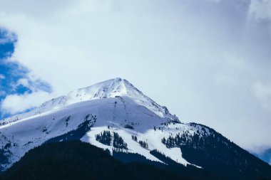 Dağ kar tepe, güzel doğal kış zemin. Buz üstünde tepe, mavi gökyüzü arka plan. Alp manzara.