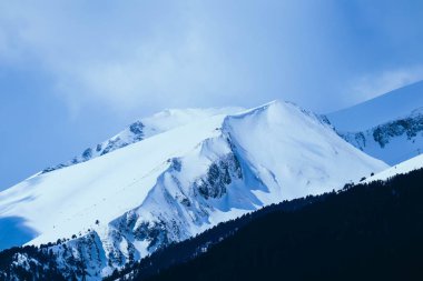 Dağ kar tepe, güzel doğal kış zemin. Buz üstünde tepe, mavi gökyüzü arka plan. Alp manzara.