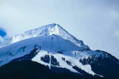Dağ kar tepe, güzel doğal kış zemin. Buz üstünde tepe, mavi gökyüzü arka plan. Alp manzara.