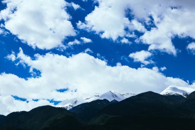 Dağ kar tepe, güzel doğal kış zemin. Buz üstünde tepe, mavi gökyüzü arka plan. Alp manzara.