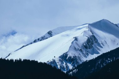 Dağ kar tepe, güzel doğal kış zemin. Buz üstünde tepe, mavi gökyüzü arka plan. Alp manzara.