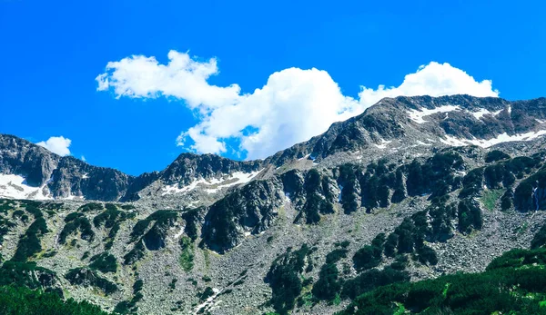 Mooie Alpine Hooggebergte Piek Blauwe Hemelachtergrond Amazing Bergwandelen Paradijs Landschap — Stockfoto