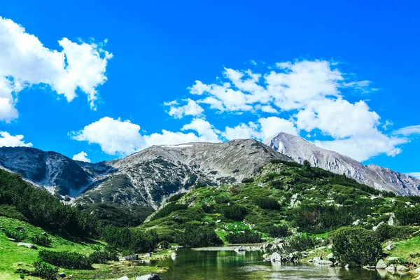 Güzel dağ Gölü, yüksek dağların en yüksek, mavi gökyüzü arka plan nehirde. Cennet manzara, hiking dağ şaşırtıcı yaz.