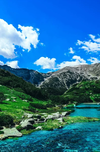 Güzel dağ Gölü, yüksek dağların en yüksek, mavi gökyüzü arka plan nehirde. Cennet manzara, hiking dağ şaşırtıcı yaz.
