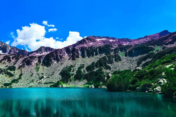 Beautiful Alpine Lake River High Mountains Peak Blue Sky Background — Stock Photo, Image