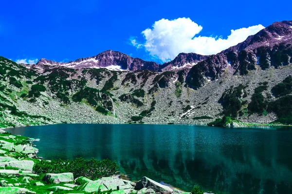 Güzel dağ Gölü, yüksek dağların en yüksek, mavi gökyüzü arka plan nehirde. Cennet manzara, hiking dağ şaşırtıcı yaz.