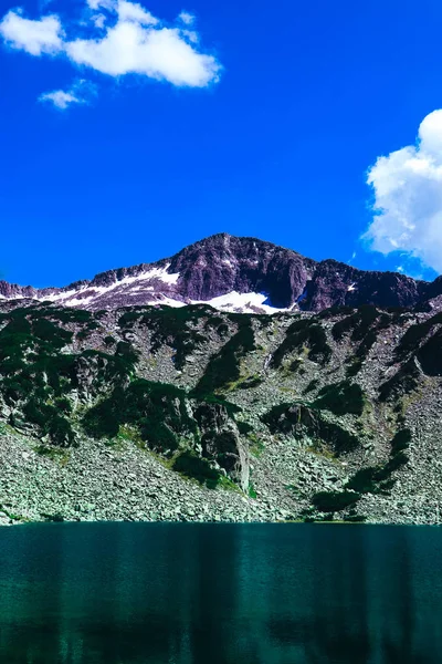 Beautiful Alpine Lake River High Mountains Peak Blue Sky Background — Stock Photo, Image