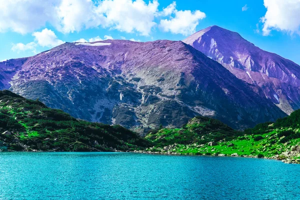 Güzel dağ Gölü, yüksek dağların en yüksek, mavi gökyüzü arka plan nehirde. Cennet manzara, hiking dağ şaşırtıcı yaz.