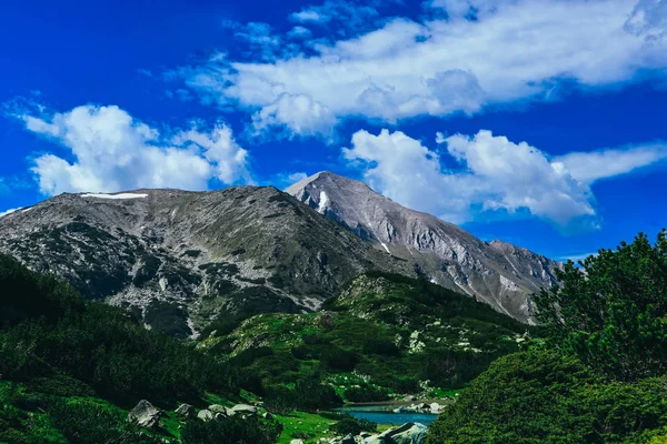 美しい高山山の頂上、青空の背景。Amazi — ストック写真