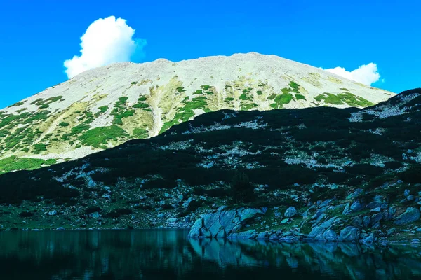 Güzel alp Gölü, yüksek dağlar zirvesinde nehir, mavi SK