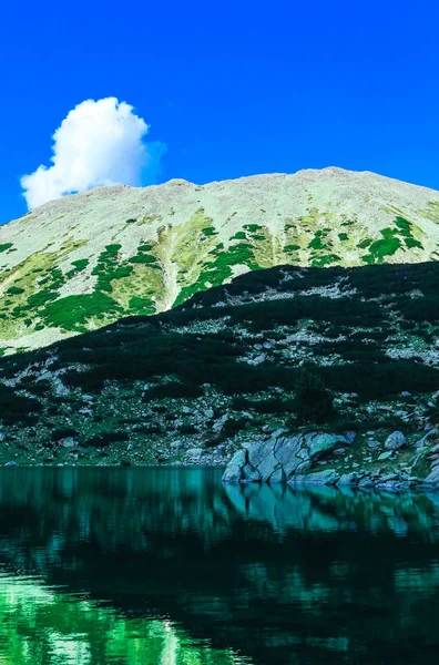 Güzel alp Gölü, yüksek dağlar zirvesinde nehir, mavi SK