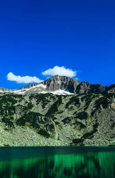 Güzel alp Gölü, yüksek dağlar zirvesinde nehir, mavi SK