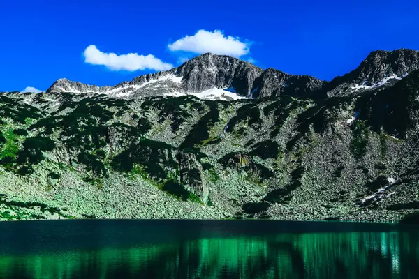 Güzel alp Gölü, yüksek dağlar zirvesinde nehir, mavi SK