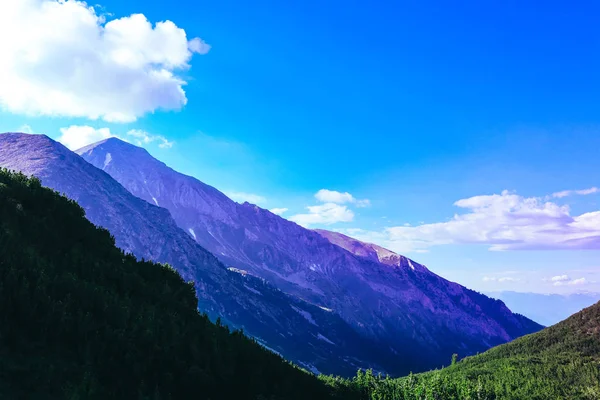 Güzel Alpine yüksek dağlar zirve, mavi gökyüzü arka plan. Pemb