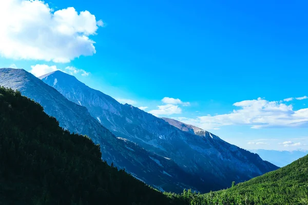 Güzel Alpine yüksek dağlar zirve, mavi gökyüzü arka plan. Pemb