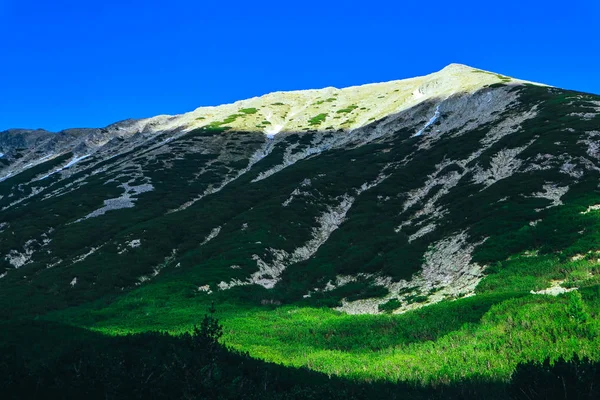 美しい高山山の頂上、青空の背景。Amazi — ストック写真