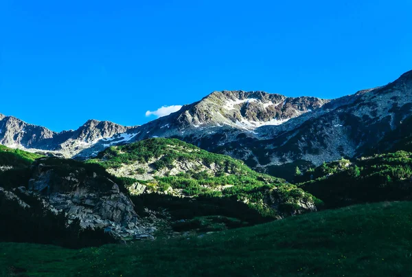 Belo pico alpino altas montanhas, fundo azul céu. Amazi... — Fotografia de Stock