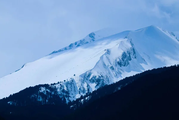 Sneeuw Piek Mooie Natuurlijke Winter Bergdecor Top Van Heuvel Blauwe — Stockfoto