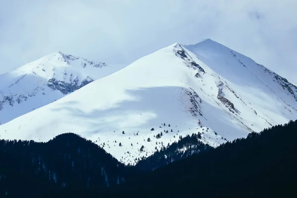 山雪の冬の自然のピーク 美しい背景 青い空の背景の上 アルプスの風景 — ストック写真