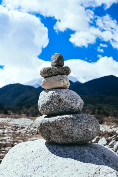 Pedras Balanceando Uma Pirâmide Conceito Equilíbrio Harmonia Estabilidade Montanha Céu — Fotografia de Stock