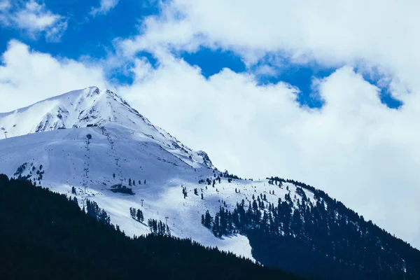 Dağ kar tepe, güzel doğal kış zemin. Buz üstünde tepe, mavi gökyüzü arka plan. Alp manzara.