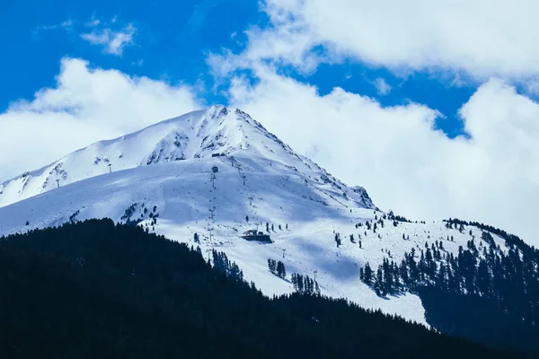 Dağ kar tepe, güzel doğal kış zemin. Buz üstünde tepe, mavi gökyüzü arka plan. Alp manzara.