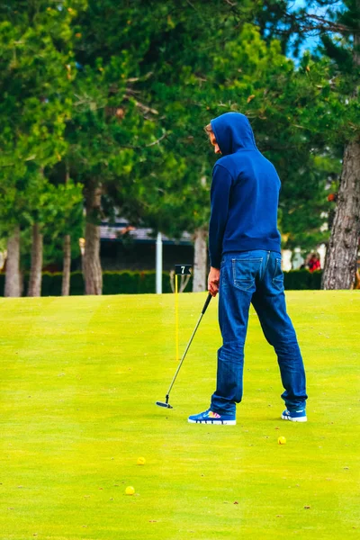 Homem Está Jogando Golfe Campo Grama Verde — Fotografia de Stock