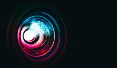 Fotoğraf dijital projektör film tanıtımı gösteriyor. Projektör parlak renkli cam objektif portre, makro görünümü, siyah arka plan.