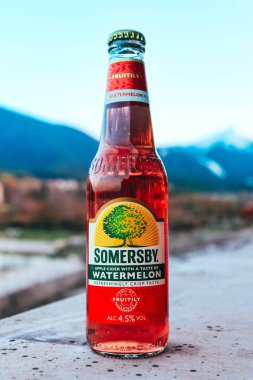 Bulgaristan, Bansko - 17 Nisan 2018: Bir şişe Somersby elma suyu, bira ürün şirket Carlsberg Grup.