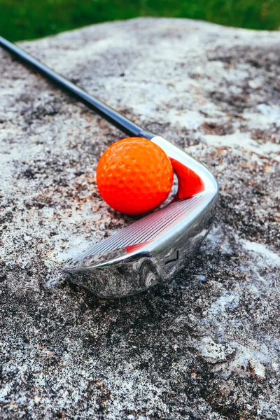 Golf Stick Een Rode Heldere Stip Een Golfbaan Close Luxe — Stockfoto