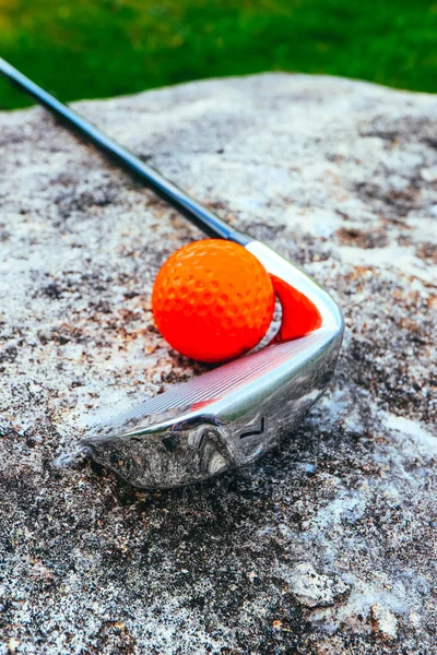 Golf Stick Een Rode Heldere Stip Een Golfbaan Close Luxe — Stockfoto