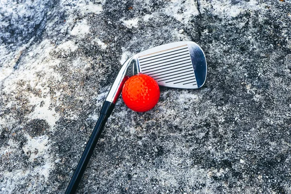 Golfschläger Und Roter Heller Ball Auf Einem Golfplatz Aus Nächster — Stockfoto