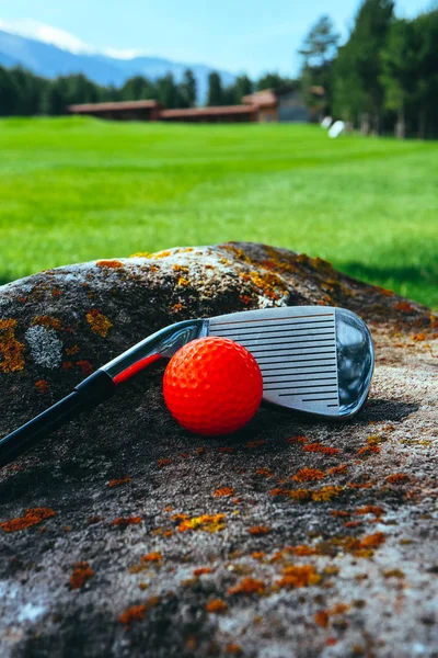 Palito Golfe Uma Bola Vermelha Brilhante Num Campo Golfe Perto — Fotografia de Stock