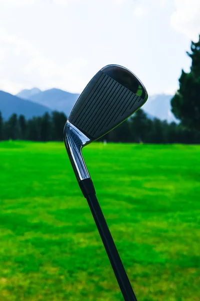 Palo Golf Sobre Una Hierba Verde Cielo Azul Fondo Montañas —  Fotos de Stock